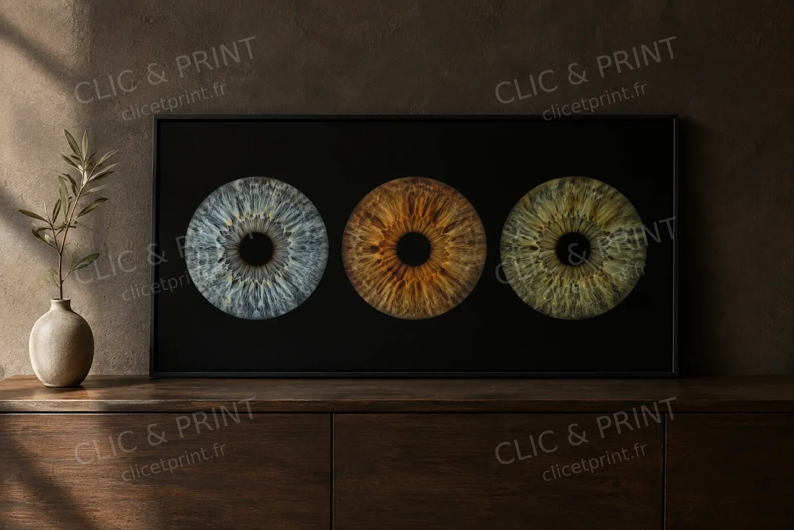 Illustration d’un tableau d’iris encadré posé sur un meuble dans un intérieur sombre