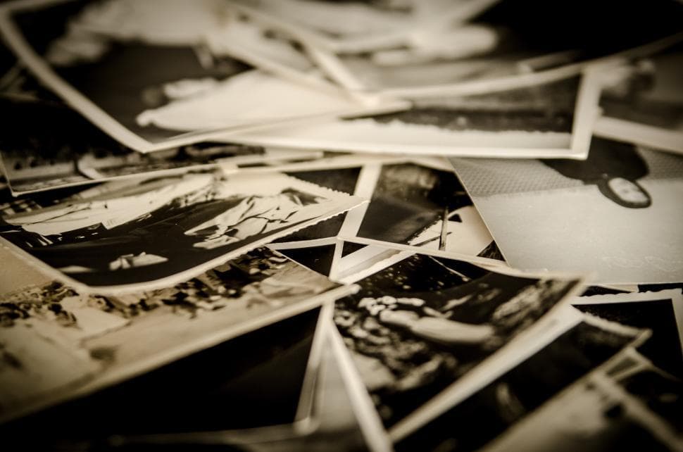 Pile de photographies imprimées en noir et blanc, visuel d’illustration